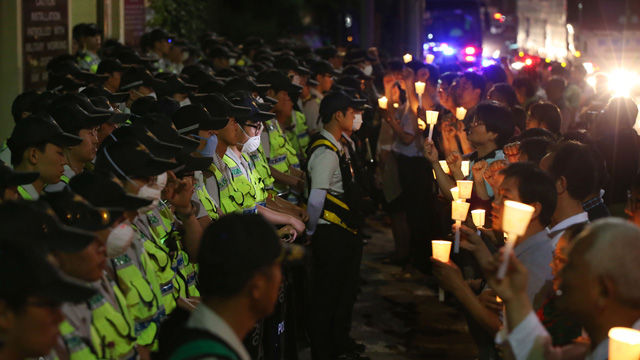 메인이미지  5 : 12일 오후 경기도 의정부시 미2사단 캠프 레드클라우드 정문 앞에서 고(故) 신효순 심미선 13주기 추모행사 참가자들이 촛불을 들고 구호를 외치고 있다. (의정부=연합)