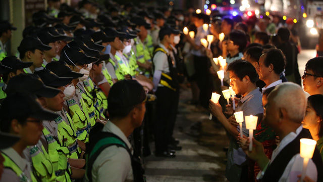 메인이미지  4 : 12일 오후 경기도 의정부시 미2사단 캠프 레드클라우드 정문 앞에서 고(故) 신효순 심미선 13주기 추모행사 참가자들이 촛불을 들고 있다. (의정부=연합)