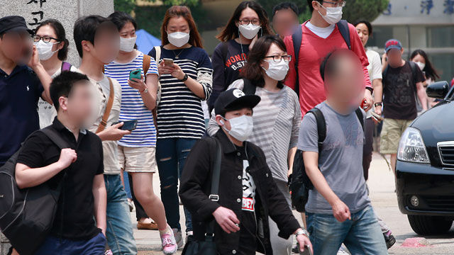 메인이미지  4 : 2015년도 서울시공무원 임용시험일인 13일 오전 서울 종로구 풍문여고에서 시험을 치른 수험생들이 메르스 예방을 위한 마스크를 착용하고 밖으로 나가고 있다. 