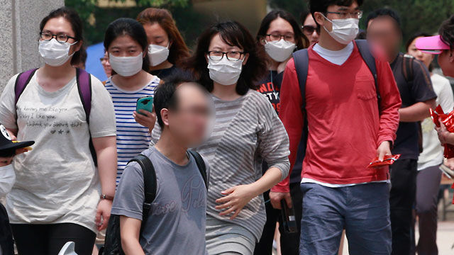 메인이미지  3 : 2015년도 서울시공무원 임용시험일인 13일 오전 서울 종로구 풍문여고에서 시험을 치른 수험생들이 메르스 예방을 위한 마스크를 착용하고 밖으로 나가고 있다. 