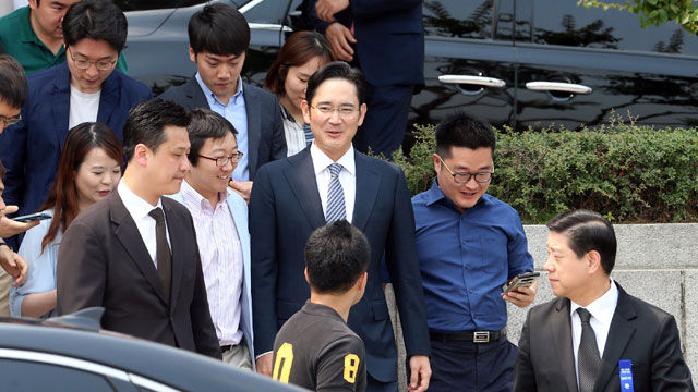 메인이미지  2 : 이재용 삼성전자 부회장이 13일 서울 장충동 신라호텔에서 장더장 중국 전인대 상무위원장과 비공개 회동을 마치고 영빈관을 나서고 있다.