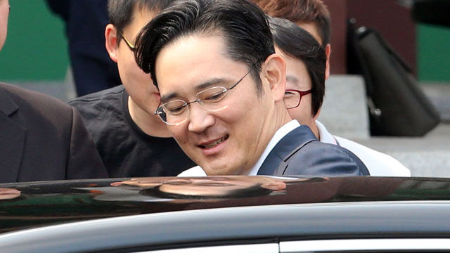 메인이미지  5 : 이재용 삼성전자 부회장이 13일 서울 장충동 신라호텔에서 장더장 중국 전인대 상무위원장과 비공개 회동을 마치고 영빈관을 나서고 있다.