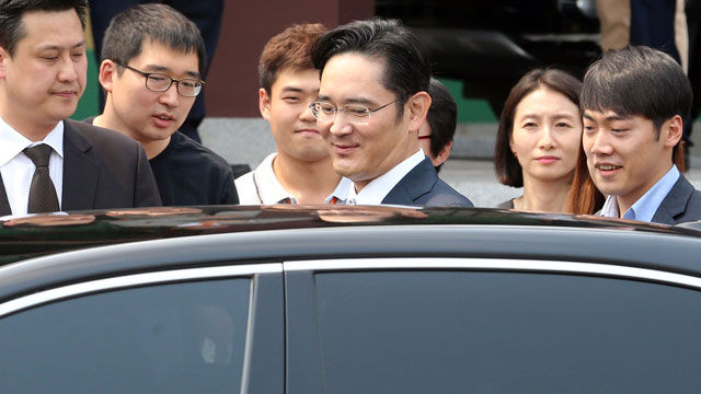 메인이미지  3 : 이재용 삼성전자 부회장이 13일 서울 장충동 신라호텔에서 장더장 중국 전인대 상무위원장과 비공개 회동을 마치고 영빈관을 나서고 있다.