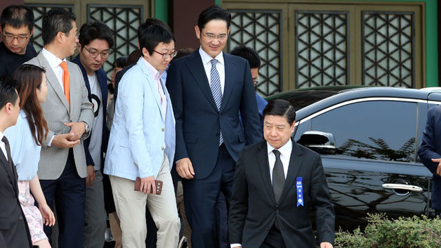 메인이미지  1 : 이재용 삼성전자 부회장이 13일 서울 장충동 신라호텔에서 장더장 중국 전인대 상무위원장과 비공개 회동을 마치고 영빈관을 나서고 있다.