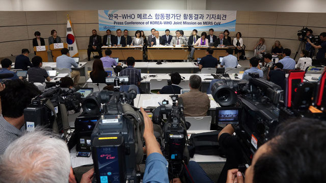 메인이미지  1 : 한국과 세계보건기구(WHO) 합동평가단 공동단장인 케이지 후쿠다 WHO 사무차장(가운데)이 13일 오전 정부세종청사 보건복지부에서 열린 기자회견에서 평가단 활동 결과를 발표하고 있다. 