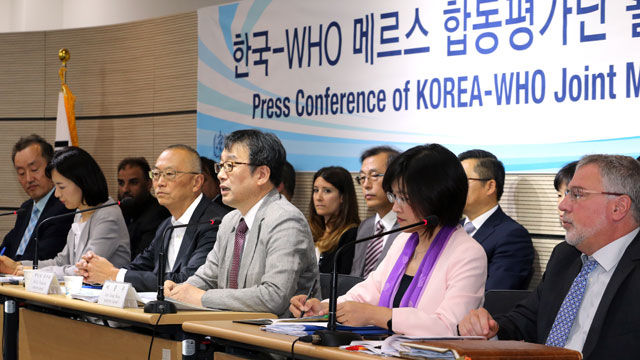 메인이미지  3 : 한국과 세계보건기구(WHO) 합동평가단 공동단장인 케이지 후쿠다 WHO 사무차장(가운데)이 13일 오전 정부세종청사 보건복지부에서 열린 기자회견에서 평가단 활동 결과를 발표하고 있다. 