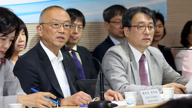 메인이미지  4 : 한국과 세계보건기구(WHO) 합동평가단 공동단장인 케이지 후쿠다 WHO 사무차장(가운데)이 13일 오전 정부세종청사 보건복지부에서 열린 기자회견에서 평가단 활동 결과를 발표하고 있다. 