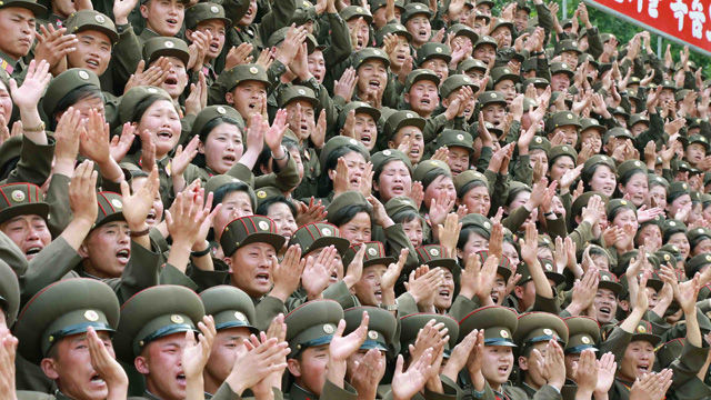메인이미지  2 : 김정은 북한 국방위원회 제1위원장이 최근 고사포병 군관학교를 시찰했다고 조선중앙통신이 13일 보도했다.