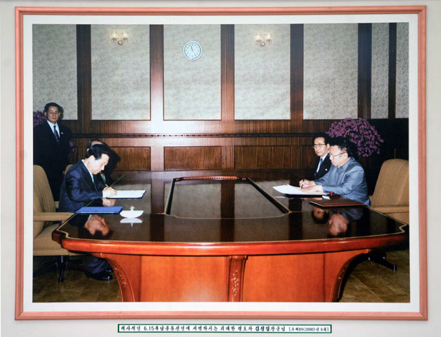 메인이미지  1 :  13일 평양에서 6&middot;15공동선언 발표 15주년 사진전시회가 개막했다고 조선중앙통신이 보도했다.