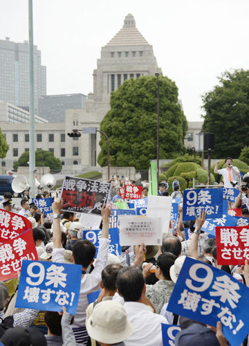 메인이미지  5 : 일본 아베 신조(安倍晋三) 정권이 집단자위권 등을 행사할 수 있도록 안보 관련 법을 제&middot;개정하려는 것에 반대하는 시민들이 14일 오후 일본 국회 앞에서 '(헌법) 9조를 부수지 마라', '전쟁하게 하지 마라'는 등의 구호가 담긴 종이를 들고 시위를 벌이고 있다. (도쿄 교도=연합)
