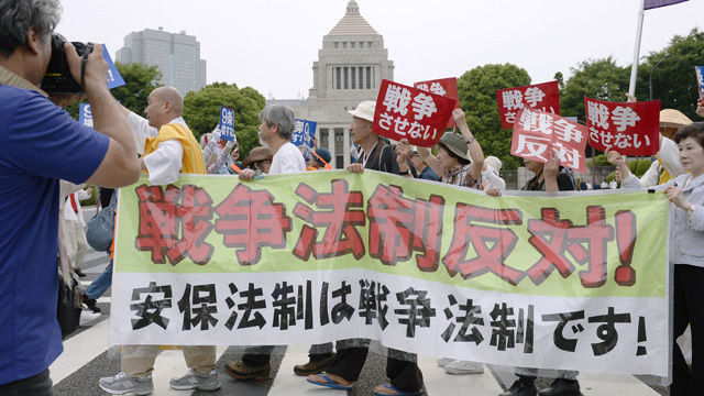 메인이미지  2 : 일본 아베 신조(安倍晋三) 정권이 집단자위권 등을 행사할 수 있도록 안보 관련 법을 제&middot;개정하려는 것에 반대하는 시민들이 14일 오후 일본 국회 앞에서 '(헌법) 9조를 부수지 마라', '전쟁하게 하지 마라'는 등의 구호가 담긴 종이를 들고 시위를 벌이고 있다. (도쿄 교도=연합)