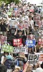섬네일이미지  3:아베 신조(安倍晋三) 정권이 집단자위권 등을 행사할 수 있도록 안보 관련 법을 제&middot;개정하려는 것에 반대하는 젊은이 등이 14일 오후 일본 도쿄도(東京都) 도심에서 '(헌법) 9조를 부수지 마라', '전쟁하게 하지 마라', '헌법을 지켜라'는 등의 구호가 담긴 종이를 들고 시위를 벌이고 있다. (도쿄 교도=연합)