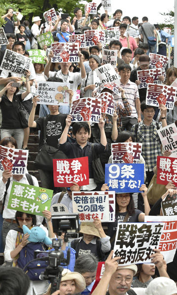 메인이미지  3 : 아베 신조(安倍晋三) 정권이 집단자위권 등을 행사할 수 있도록 안보 관련 법을 제&middot;개정하려는 것에 반대하는 젊은이 등이 14일 오후 일본 도쿄도(東京都) 도심에서 '(헌법) 9조를 부수지 마라', '전쟁하게 하지 마라', '헌법을 지켜라'는 등의 구호가 담긴 종이를 들고 시위를 벌이고 있다. (도쿄 교도=연합)