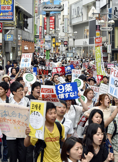 메인이미지  4 : 아베 신조(安倍晋三) 정권이 집단자위권 등을 행사할 수 있도록 안보 관련 법을 제&middot;개정하려는 것에 반대하는 젊은이 등이 14일 오후 일본 도쿄도(東京都) 도심에서 '(헌법) 9조를 부수지 마라', '전쟁하게 하지 마라', '헌법을 지켜라'는 등의 구호가 담긴 종이를 들고 시위를 벌이고 있다. (도쿄 교도=연합)