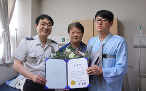 아파트 투신 모녀 두 팔로 받아낸 시민 '감사장' 받아