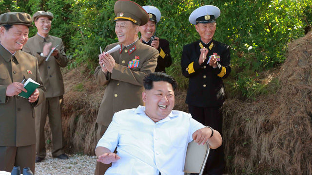 메인이미지  3 : 조선중앙통신은 김정은 국방위원회 제1위원장이 참관한 가운데 해군 부대에 실전 배치 중인 함선 공격용 신형 함대함 미사일 발사 훈련을 실시했다고 15일 보도했다.