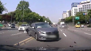 아찔한 보복운전&hellip;중앙선 넘어 6중 추돌