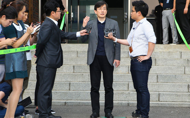 메인이미지  2 : 손석희 JTBC 보도부문 사장이 16일 서울 서대문구 서울지방경찰청 국제범죄수사대에서 조사를 마친 뒤 취재진의 질문에 답하고 있다. 지상파 3사는 작년 6&middot;4 지방선거 당시 지상파의 출구조사 결과를 무단으로 사용했다며 종합편성채널인 JTBC를 고소했다. (서울=연합)