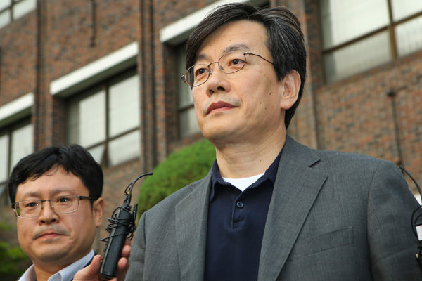 메인이미지  5 : 손석희 JTBC 보도부문 사장이 16일 서울 서대문구 서울지방경찰청 국제범죄수사대에서 조사를 마친 뒤 취재진의 질문에 답하고 있다. 지상파 3사는 작년 6&middot;4 지방선거 당시 지상파의 출구조사 결과를 무단으로 사용했다며 종합편성채널인 JTBC를 고소했다. (서울=연합)