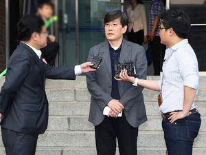 [슬라이드 포토] 경찰 조사 마치고 나오는 JTBC 손석희 사장