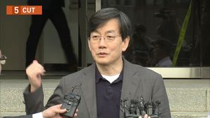 [5컷] '경찰 조사' 손석희, 취재진에 "안에서 얘기했다" 되풀이