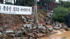 섬네일이미지  3:17일 오후 2시 55분께 경기도 고양지역에 국지성호우가 쏟아지며 육군 모 사단 예하 헌병대 담이 15∼20ｍ 가량 무너져 군 장병들이 정리작업을 벌이고 있다. 이 사고로 벽돌 구조물이 인접한 도로 2개 차로에 쏟아지며 1시간 가량 교통 정체가 빚어졌다. (고양=연합)