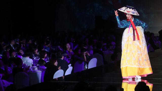 메인이미지  2 :  17일 오후 서울 용산구 한남동 그랜드 하얏트 호텔에서 열린 '2015 한국해비타트 여성들의 집짓기 자선 패션쇼'에서 한복 차림의 모델들이 포즈를 취하고 있다. 