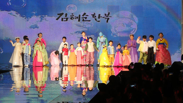 메인이미지  7 : 17일 오후 서울 용산구 한남동 그랜드 하얏트 호텔에서 열린 '2015 한국해비타트 여성들의 집짓기 자선 패션쇼'에서 한복 차림의 어린이 모델들이 포즈를 취하고 있다.
