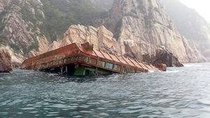 시멘트 415톤 실은 바지선, 뒤집힌 채&hellip;실제상황