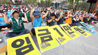 섬네일이미지  2:민주노총 조합원들이 18일 오후 제5차 최저임금위원회 전원회의가 열리고 있는 정부세종청사 고용노동부 앞에서 내년 최저임금을 시급 1만 원, 월급 209만 원으로 올릴 것을 촉구하고 있다. (세종=연합)