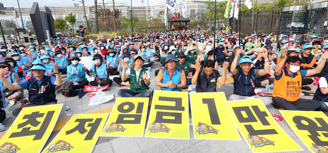 메인이미지  1 : 민주노총 조합원들이 18일 오후 제5차 최저임금위원회 전원회의가 열리고 있는 정부세종청사 고용노동부 앞에서 내년 최저임금을 시급 1만 원, 월급 209만 원으로 올릴 것을 촉구하고 있다. (세종=연합)