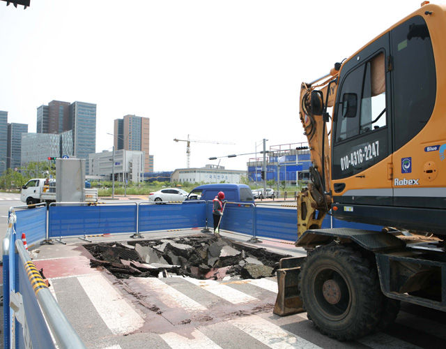 메인이미지  3 :  19일 오전 9시 30분께 연수구 송도동 13-6 셀트리온 1공장 주변 도로 건널목에서 폭 2ｍ, 깊이 4ｍ 크기의 싱크홀(땅꺼짐)이 발생했다. 다행히 이 지역은 시민의 왕래가 뜸해 인명피해가 발생하지 않았다. 사진은 싱크홀 복구 모습. < 인천경제자유구역청 제공 >(인천=연합뉴스) 