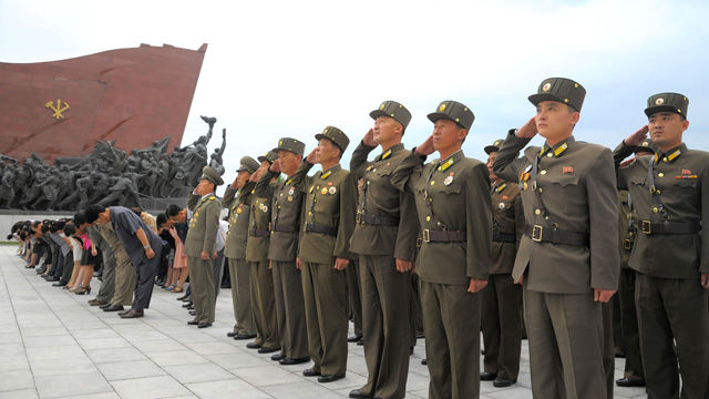 메인이미지  4 : 북한 김정일 국방위원장의 노동당 사업 시작 51주년 기념일인 19일 인민군 장병들과 근로자, 청소년, 학생 등이 김일성 주석과 김 위원장의 동상을 찾았다고 조선중앙통신이 보도했다. 