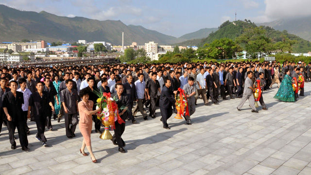 메인이미지  3 : 북한 김정일 국방위원장의 노동당 사업 시작 51주년 기념일인 19일 인민군 장병들과 근로자, 청소년, 학생 등이 김일성 주석과 김 위원장의 동상을 찾았다고 조선중앙통신이 보도했다. 