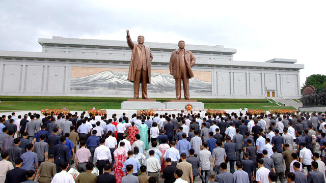 메인이미지  2 : 북한 김정일 국방위원장의 노동당 사업 시작 51주년 기념일인 19일 인민군 장병들과 근로자, 청소년, 학생 등이 김일성 주석과 김 위원장의 동상을 찾았다고 조선중앙통신이 보도했다. 