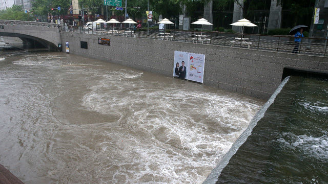 메인이미지  5 :  20일 오전 서울 광화문 일대에 시간당 10mm 이상의 강한 비가 내리자 청계천 산책로가 물로 가득 차 있다. 기상청은 20일 밤까지 비가 내릴 것으로 예상했으며 지역에 따라 편차가 클 것 예상했다. (서울=연합)
