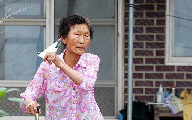 메인이미지  3 :  22일 오전 전남 보성군 보성읍의 한 마을에서 12일째 메르스 확산 우려로 격리된 마을이 격리해제돼 마을 주민이 마스크를 벗고 있다. (보성=연합뉴스)