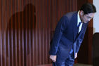 섬네일이미지  3:삼성전자 이재용 부회장이 23일 오전 서울 서초동 삼성전자 서초사옥에서 중동호흡기증후군(메르스) 사태와 관련한 입장을 발표하기에 앞서 고개숙여 사과하고 있다. 이날 삼성은 삼성서울병원과 관련해 대국민 사과와 함께 그룹 차원의 지원 대책을 발표했다. 삼성은 삼성생명공익재단 산하 삼성서울병원에서 슈퍼전파자가 나와 메르스 2차 유행의 진앙이 됐고 급기야 병원 부분 폐쇄에까지 이르자 관련 대책을 논의해 왔다. (서울=연합뉴스)