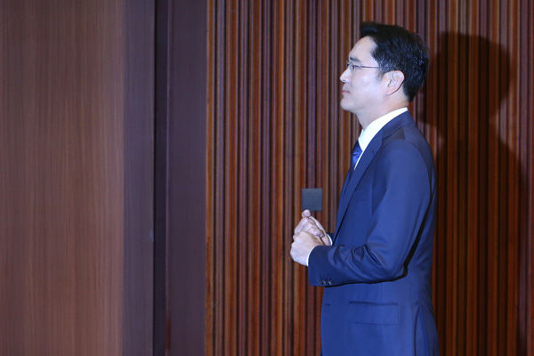 메인이미지  6 : 삼성전자 이재용 부회장이 23일 오전 서울 서초동 삼성전자 서초사옥에서 중동호흡기증후군(메르스) 사태와 관련한 대국민 사과를 한 뒤 두손을 모으고 회견장을 나가고 있다. 이날 삼성은 삼성서울병원과 관련해 대국민 사과와 함께 그룹 차원의 지원 대책을 발표했다. 삼성은 삼성생명공익재단 산하 삼성서울병원에서 슈퍼전파자가 나와 메르스 2차 유행의 진앙이 됐고 급기야 병원 부분 폐쇄에까지 이르자 관련 대책을 논의해 왔다. (서울=연합뉴스)