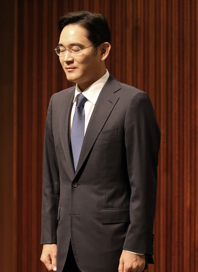 메인이미지  4 : 이재용 삼성전자 부회장이 23일 오전 서울 서초동 삼성전자 서초사옥에서 중동호흡기증후군(메르스) 사태와 관련한 발표를 하기에 앞서 인사하며 눈을 감고 있다. 이날 삼성은 삼성서울병원과 관련해 대국민 사과와 함께 그룹 차원의 지원 대책을 발표했다. 삼성은 삼성생명공익재단 산하 삼성서울병원에서 슈퍼전파자가 나와 메르스 2차 유행의 진앙이 됐고 급기야 병원 부분 폐쇄에까지 이르자 관련 대책을 논의해 왔다.   (서울=연합뉴스)