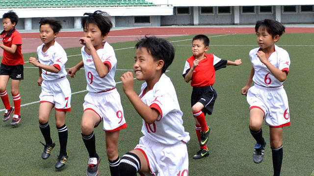 메인이미지  4 : 일성경기장 청소년체육학교에서 경기 시작 전 준비운동을 하는 북한 청소년들의 모습을 조선중앙통신이 23일 보도했다. 촬영일시는 지난 18일이라고 밝혔다. 
