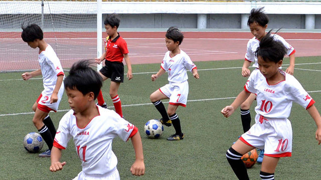 메인이미지  3 : 일성경기장 청소년체육학교에서 경기 시작 전 준비운동을 하는 북한 청소년들의 모습을 조선중앙통신이 23일 보도했다. 촬영일시는 지난 18일이라고 밝혔다. 