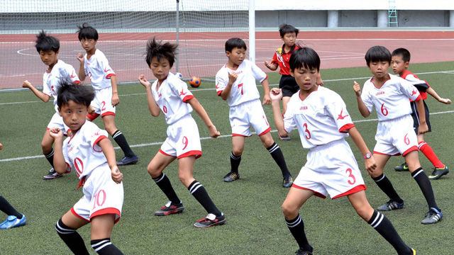 메인이미지  2 : 일성경기장 청소년체육학교에서 경기 시작 전 준비운동을 하는 북한 청소년들의 모습을 조선중앙통신이 23일 보도했다. 촬영일시는 지난 18일이라고 밝혔다. 