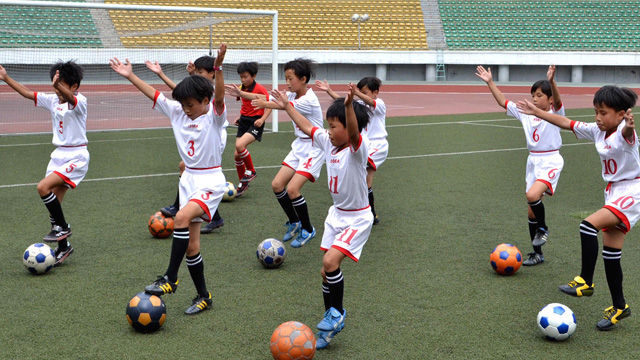 메인이미지  1 : 일성경기장 청소년체육학교에서 경기 시작 전 준비운동을 하는 북한 청소년들의 모습을 조선중앙통신이 23일 보도했다. 촬영일시는 지난 18일이라고 밝혔다. 