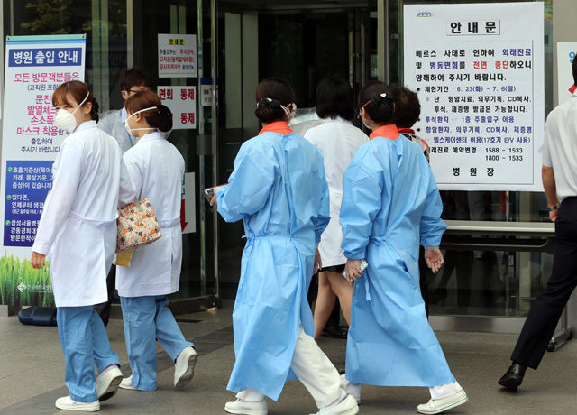 메인이미지  2 : 방역당국이 중동호흡기증후군(메르스)으로 인해 서울 광진구 건국대병원에 신규 외래&middot;입원 중단 등 부분폐쇄 조치를 단행한 24일 병원 관계자들이 출입구로 드나들고 있다. (서울=연합뉴스)