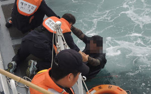 [현장 포토] 바다 한가운데서 카약 전복&hellip;극적 구조 순간