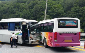 정선 국도서 버스 등 연쇄 충돌&hellip;1명 사망&middot;10명 부상