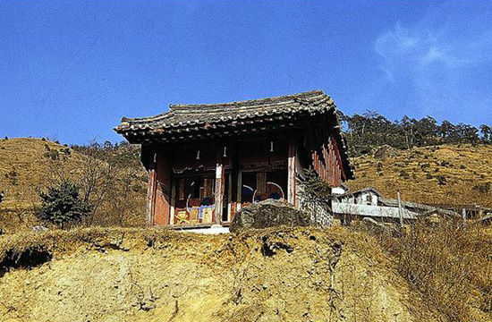 메인이미지  10 : 사진은 1952년 촬영한 용산구 후암동 언덕에 자리한 신당의 모습. (듀이 맥린 박사 제공)