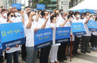 섬네일이미지  3:25일 오전 서울 강남구 역삼동 엠스테이지에서 열린 '중동호흡기증후군(메르스)퇴치 국민운동본부 출범식'에서 서규용 메르스퇴치 국민운동본부 이사장, 윤홍근 공동위원장, 김기숙 공동위원장, 유시문 공동위원장을 비롯한 참석자들이 구호를 외치고 있다. (서울=연합뉴스)