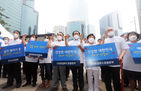 섬네일이미지  4:25일 오전 서울 강남구 역삼동 엠스테이지에서 열린 '중동호흡기증후군(메르스)퇴치 국민운동본부 출범식'에서 서규용 메르스퇴치 국민운동본부 이사장, 윤홍근 공동위원장, 김기숙 공동위원장, 유시문 공동위원장을 비롯한 참석자들이 구호를 외치고 있다. (서울=연합뉴스)